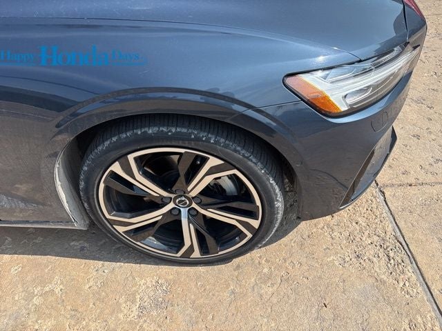 2024 Volvo S60 B5 Plus Dark Theme